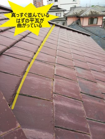 真っすぐ並んでいるはずの平瓦が曲がっている　セメント瓦